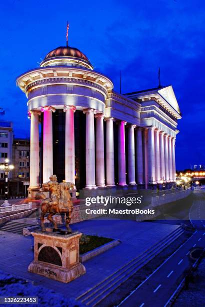 vertical view of the archaeological museum of macedonia at dusk. - skopje stockfoto's en -beelden