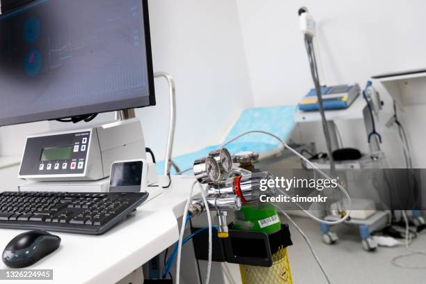 computer and medical oxygen equipment in hospital - stress test stock pictures, royalty-free photos & images