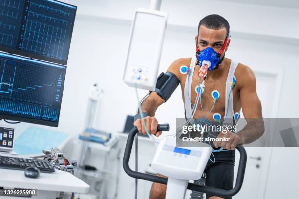 male athlete taking a cardiopulmonary stress test in clinic - stress test stock pictures, royalty-free photos & images