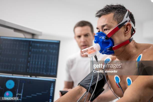 クリニックで心肺ストレス検査を受けている男性 - stress test ストックフォトと画像