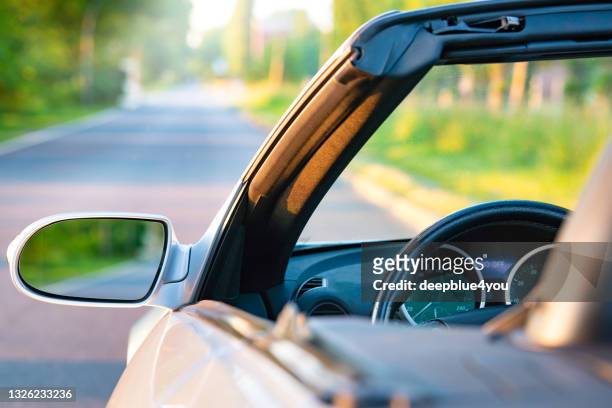 cruscotto dell'auto moderno con particolare attenzione al contagiri - ferrari cars wallpaper foto e immagini stock
