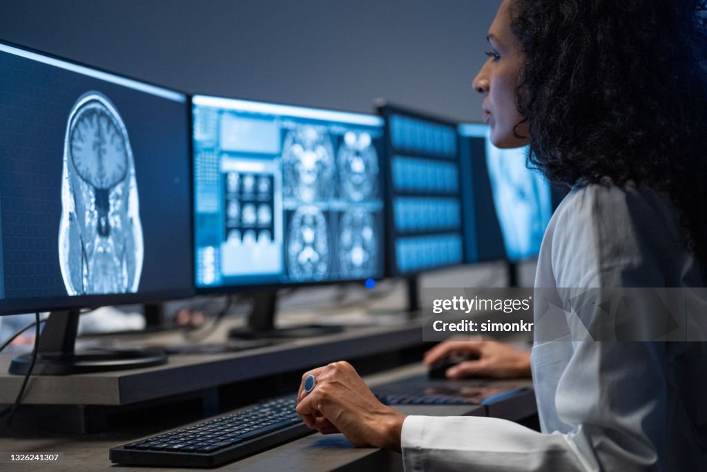 Mri Radiographer Cv Female Radiologist Analysing The Mri Image Of The Head High-Res Stock ...