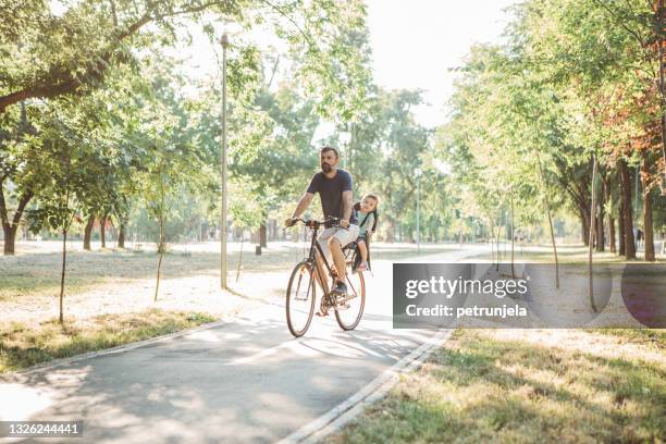 actividades de padre e hijo - carril para ciclistas fotografías e imágenes de stock