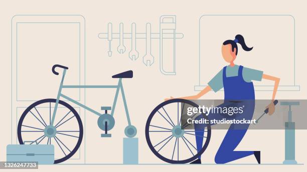 illustrazioni stock, clip art, cartoni animati e icone di tendenza di donna professionista che tiene il telaio del ciclo in bicicletta - repair shop