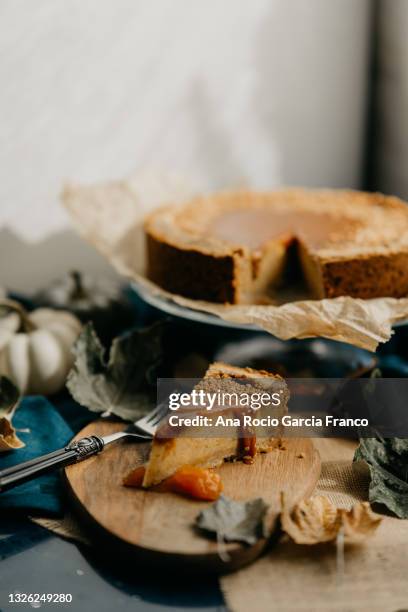 a delicious homemade pumpkin pie spice cheesecake - karamell stock-fotos und bilder