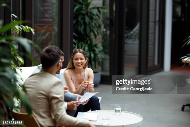 reunión de negocios - marca la diferencia fotografías e imágenes de stock