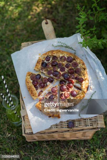 grape savory shortcrust tart on a picnic basket - pflaume stock-fotos und bilder