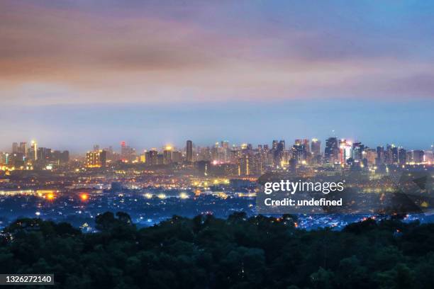 metro manila skyline - quezon stad stockfoto's en -beelden