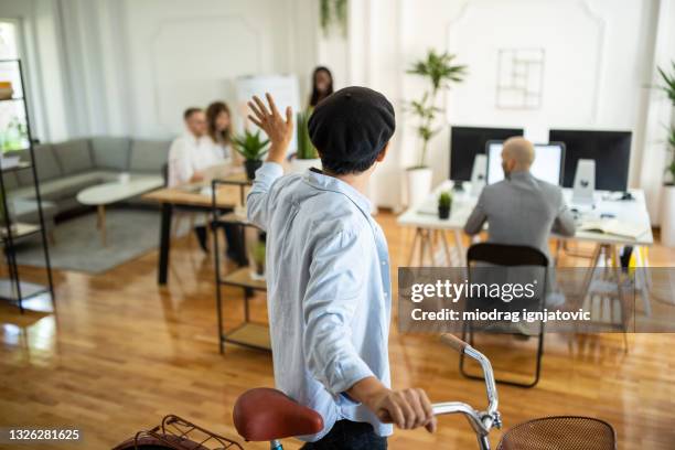 hombre de negocios japonés empujando la bicicleta y dejando el lugar de trabajo después del trabajo - farewell fotografías e imágenes de stock