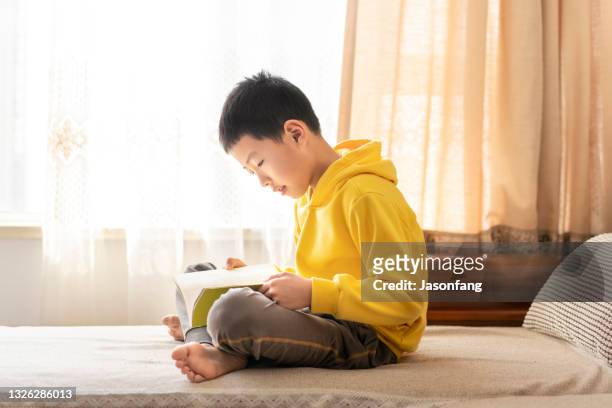 boys - small child sitting on floor stockfoto's en -beelden