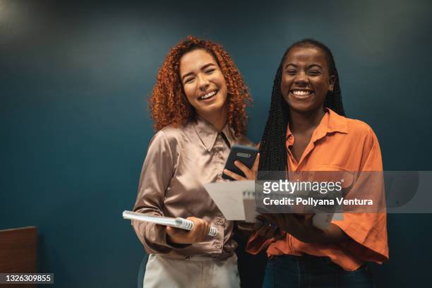 leadership women working portrait - management student stockfoto's en -beelden