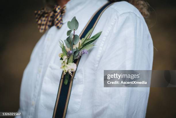 gros plan du marié vêtu d’un costume décontracté à son mariage - fleur à la boutonnière photos et images de collection