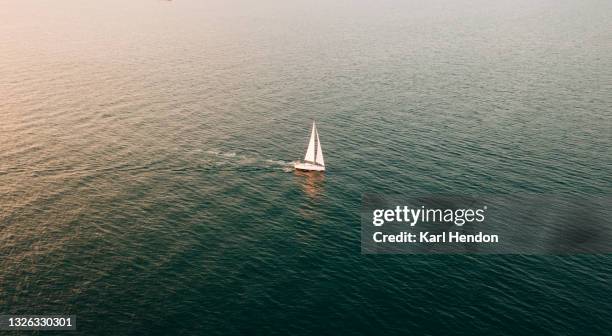 an aerial sunset view of a sailing boat on the solent - stock photo - isle of wight stock-fotos und bilder
