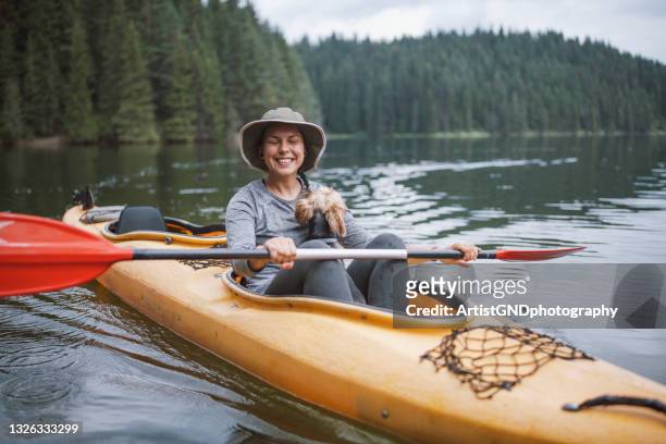 femme kayak avec son chien mignon. - terrier du yorkshire photos et images de collection
