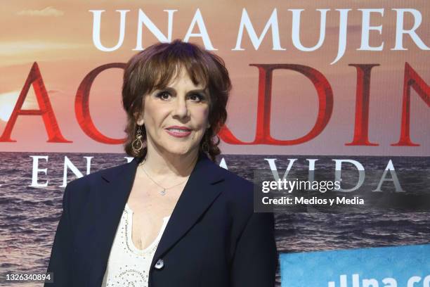 Mexican actress Rebecca Jones speaks during a press conference about the play 'Una Mujer Extraordinaria atrapada en una vida ordinaria' at Aldama...