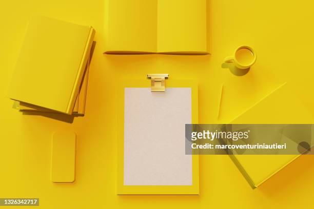 foglio vuoto negli appunti con oggetti scrivania monocromatici - notepad white table foto e immagini stock