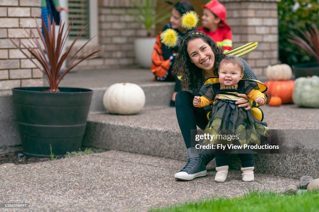Mamá y bebé en trajes de Halloween de abejorro a juego