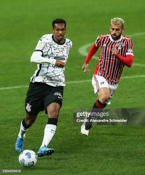 Jo of Corinthians controls the ball against Liziero of Sao Paulo during a match between Corinthians and Sao Paulo as part of Brasileirao 2021 at...