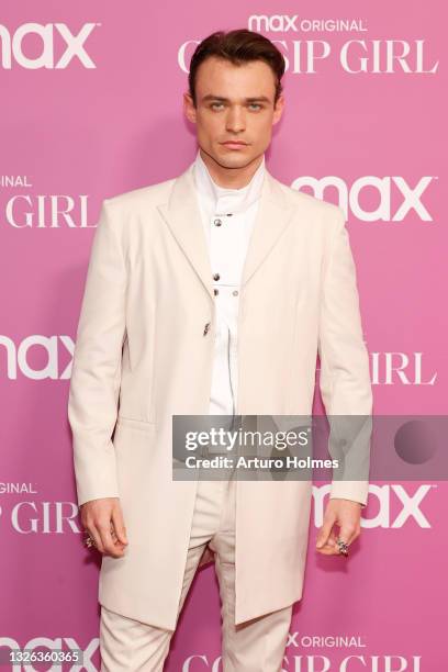 Thomas Doherty Robe Thomas Doherty Photos and Premium High Res Pictures - Getty Images