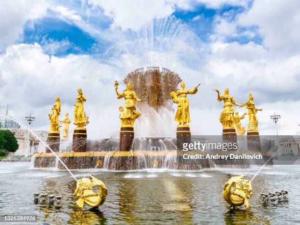 friendship of nations fountain in vdnh, moscow. - friendship of nations fountain stock pictures, royalty-free photos & images