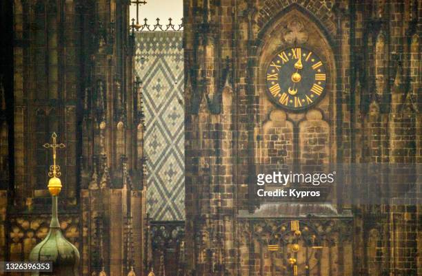 saint vitus cathedral adjacent to prague castle - prague, czech republic - st vitus cathedral prague stock pictures, royalty-free photos & images