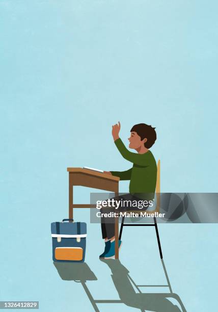 ilustraciones, imágenes clip art, dibujos animados e iconos de stock de schoolboy raising hand at classroom desk - mochila bolsa