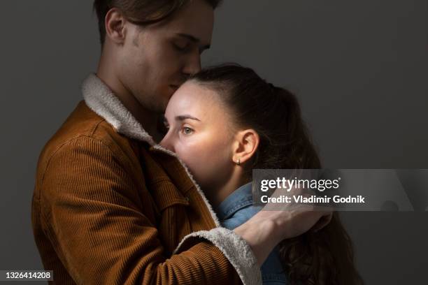boyfriend hugging worried girlfriend - menschliche beziehung stock-fotos und bilder