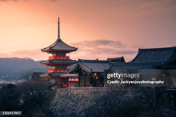 kiyomizu dera temple at dusk, kyoto, japan. - kiyomizu dera temple foto e immagini stock