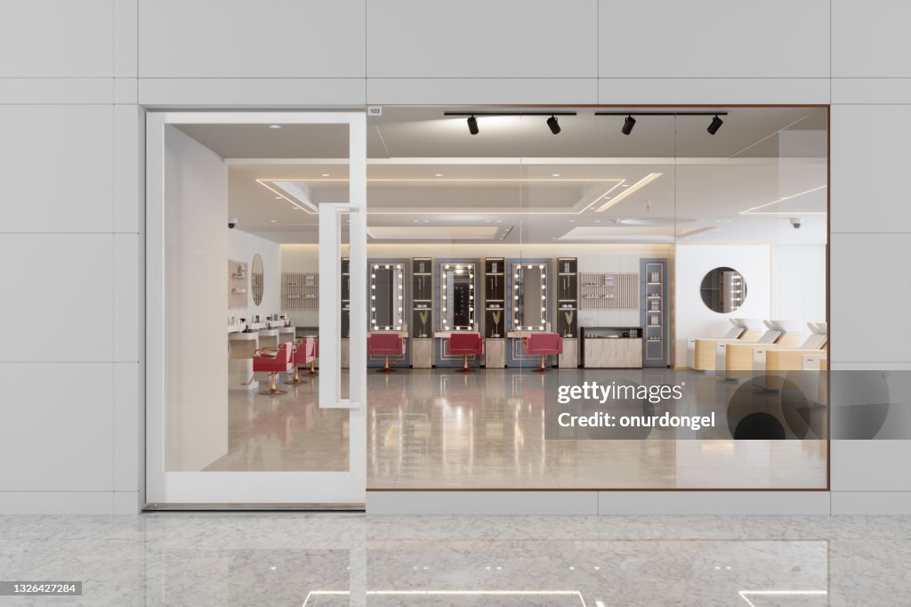 Extérieur de coiffure et salon de beauté avec chaises roses, miroirs et carrelage au sol