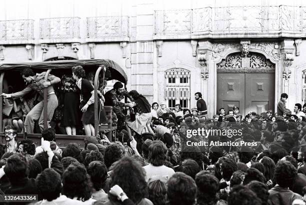 Demonstration in front of the Patriarchate to support the occupation of Rádio Renascença at dawn on 19th June 1975, the Military Police and PSP...