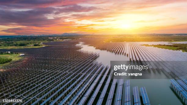 escena de generación de energía fotovoltaica al aire libre - clean energy fotografías e imágenes de stock