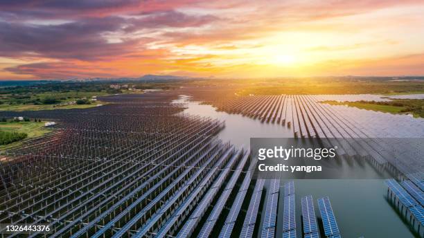 scena della generazione di energia fotovoltaica all'aperto - clean energy foto e immagini stock