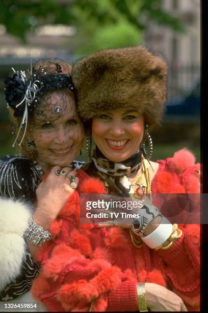 Actresses Katherine Helmond and Ruby Wax in character as Goldie and Shelley on the set of sitcom Girls On Top, circa 1986.