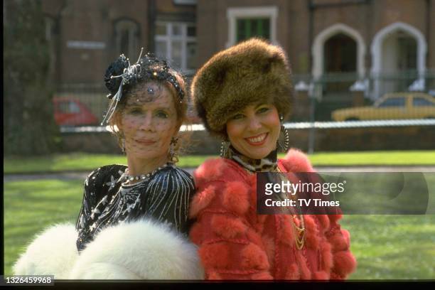 Actresses Katherine Helmond and Ruby Wax in character as Goldie and Shelley on the set of sitcom Girls On Top, circa 1986.