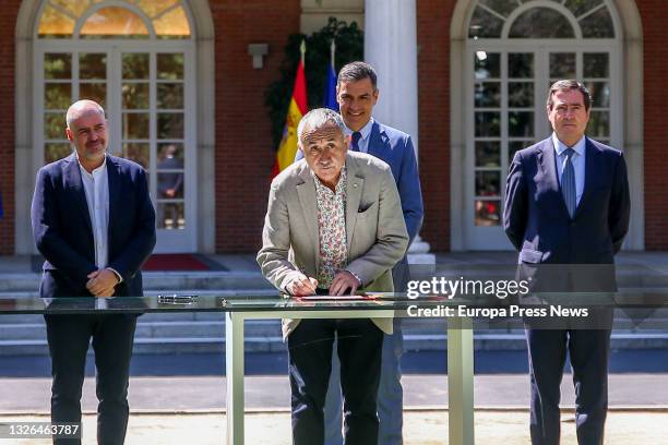 The Secretary General of UGT, Pepe Alvarez , signs the agreement of the National Executive with the social partners to reform pensions in the...