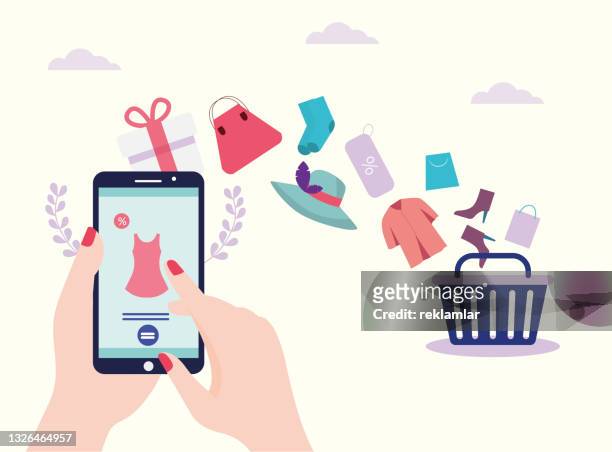 スマートフォンを持つ女性とのソーシャルメディアマーケティング携帯電話。モバイルアプリ経由のオンラインショッピング。電話、インターネットストア、オンラインショッピングコンセ� - retail点のイラスト素材／クリップアート素材／マンガ素材／アイコン素材