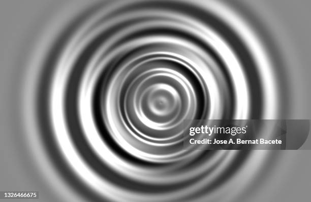 full frame of drops of silver liquid that fall and form concentric circles. - couronne d'eau photos et images de collection