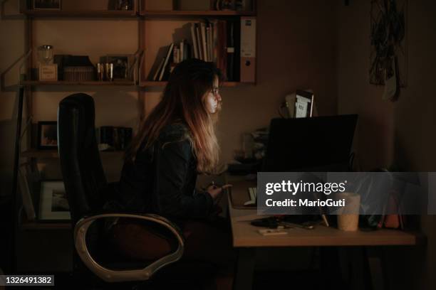 junge frau mit computern in einem dunklen raum - dark room stock-fotos und bilder