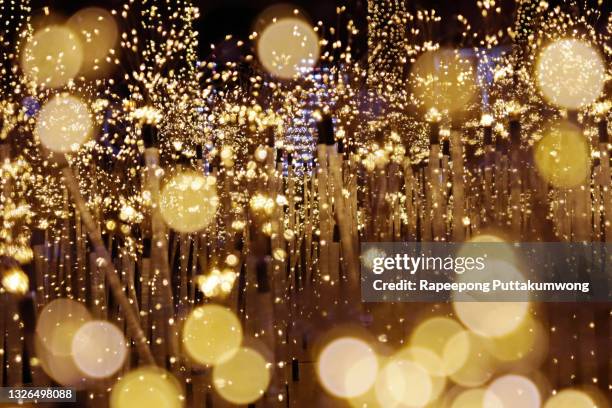 gold sparkling background bokeh. elegant gold background with glitter sparkle bokeh - party light stockfoto's en -beelden