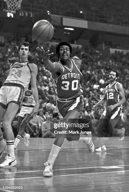 Detroit Pistons forward M.L. Carr reaches for a ball near the court’s endline during an NBA basketball game against the Denver Nuggets at McNichols...