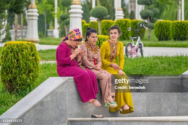 turkmen women ashgabat turkmenistan - ashgabat imagens e fotografias de stock