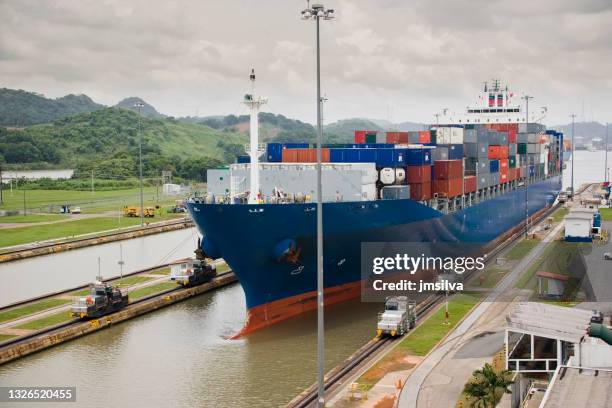cargo ship entering the panama canal at miraflores locks - panama canal city stock pictures, royalty-free photos & images