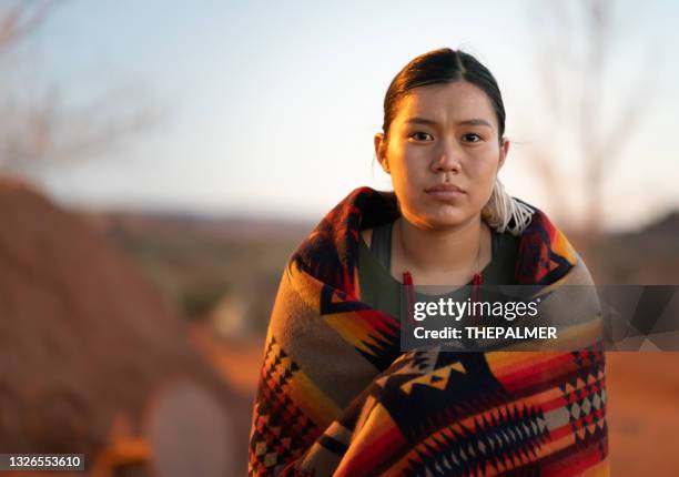 serious navajo woman looking at camera - indian people stockfoto's en -beelden