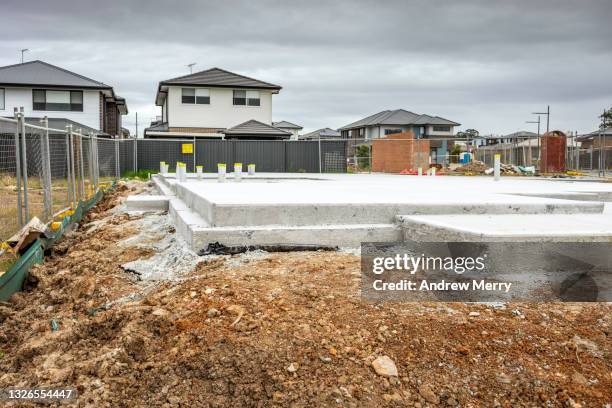 house concrete block foundation, new housing development - building block stock-fotos und bilder