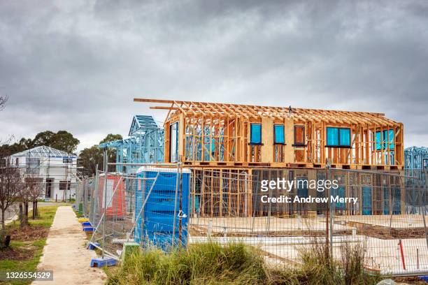 new houses timber construction frame, overcast sky,  housing development - mietklo stock-fotos und bilder