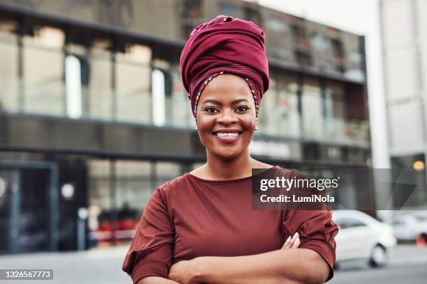 portrait of a confident mature businesswoman standing with her arms crossed in the city - tulband stockfoto's en -beelden