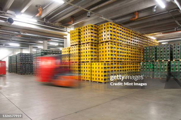 warehouse, cartons and boxes of beer - drinks carton - fotografias e filmes do acervo