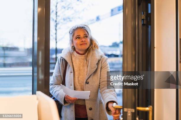 woman entering retail store - entering shop stock pictures, royalty-free photos & images