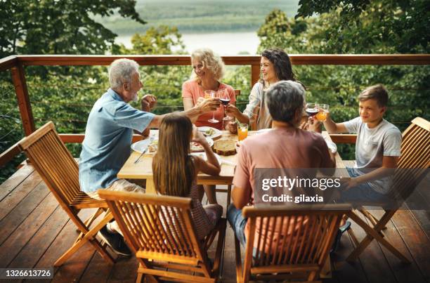 freunde und familie bei einer dinnerparty. - balkon essen stock-fotos und bilder