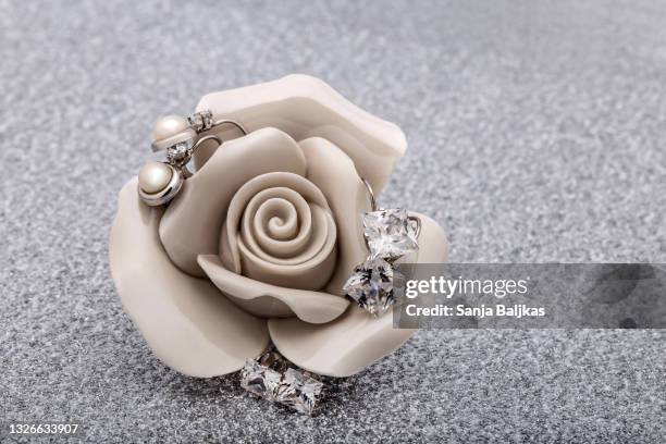 pink rose and jewelry - rose gold imagens e fotografias de stock